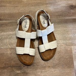 Eurosoft by Sofft white faux alligator sandals size 7.5